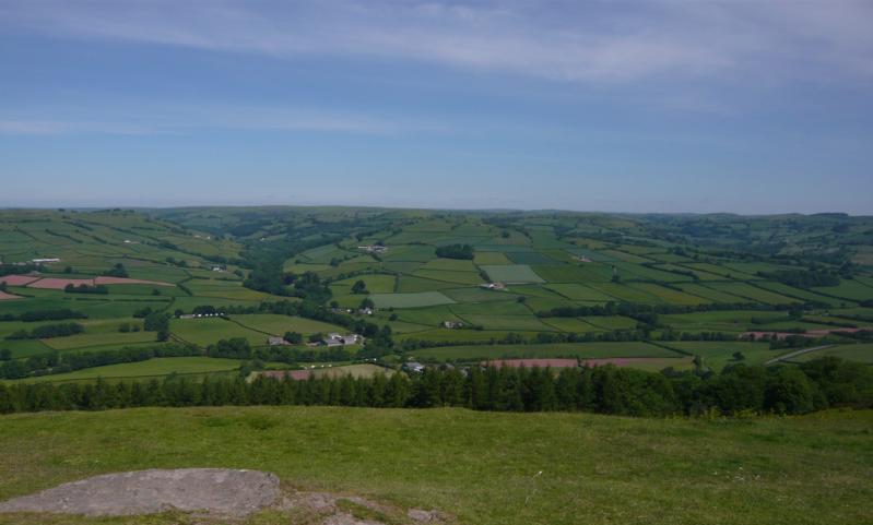 K800_P1000084.JPG - Wanderung "Mynydd Illtud", Brecon Beacons  - Ausblick vom Twyn y Gaer auf das Usk Valley